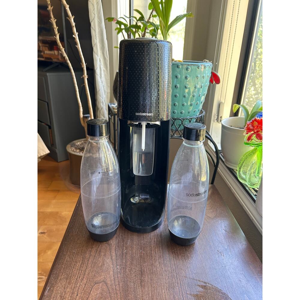 SodaStream Machine SPT-001 Black 2 Bottles No CO2 Tested Works